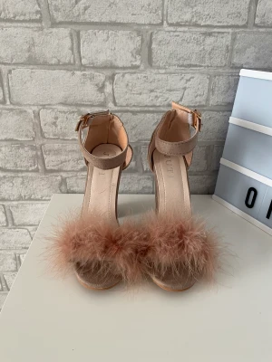 Klackskor  - Säljer mina klackskor som endast är testade. De är i storlek 34 men är stora i storlek så hade nog sagt 35. Färg: brun/beige   Kan mötas i Linköping annars står köparen för frakten.