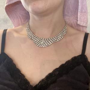 Gnistrande vackert halsband i fint skick 