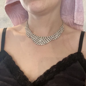 Strasshalsband  - Gnistrande vackert halsband i fint skick 