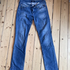 Replay jeans - Halvlåg/låg midjade Jeans i såååå fin tvätt med Pärlor baktill på fickorna. Storlek 28 i midjan och 32 i längd. Har bara använts 2 ggr oga fel storlek tyvärr… Inköpta för 1499kr