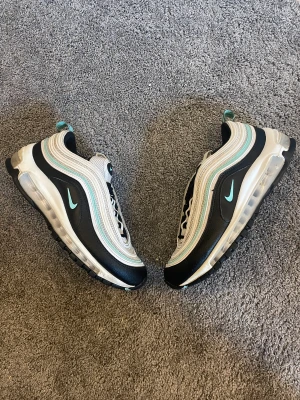 Air Max 97  - Det är ett litet håll den vänstra skorn men det är ingen fara 