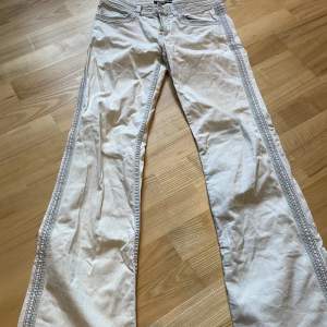 Vita utsvängda jeans med regnbågsfärgade stygn! Från DKNY-jeans!
