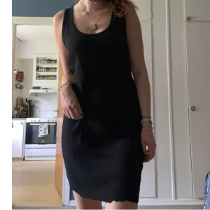 Svart ribbad klänning - En svart ribbad klänning från zara! Storlek M, pris 49kr 