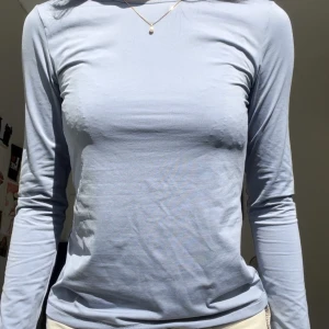 Skims liknande topp - Supersnygg topp från Weekday! Använd ett fåtal gånger så väldigt bra skick! Skriv om du har några funderingar💕💕