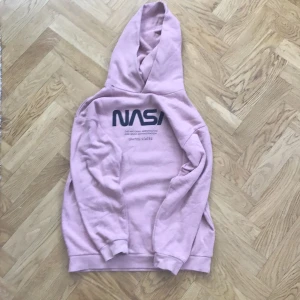 Nasa hoodie  - En hoodie har använt några gånger bra skick 🎧🎸💞