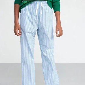 Pyjamas byxor  - Jag säljer dessa helt oanvänd Randig pyjamas från Lindex i storlek 158 -164 men passar även XS/S. Köparen står för frakt, pris kan diskuteras :).