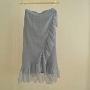 Söt babyblå midikjol som aldrig använts är som ny! storlek xs❤️