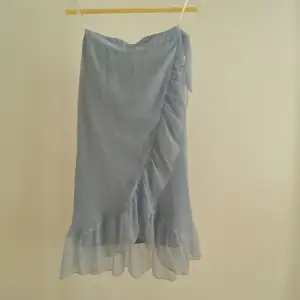 Söt babyblå midikjol som aldrig använts är som ny! storlek xs❤️