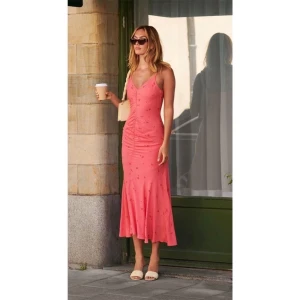 Adoore Toulouse rosa - Säljer min klänning från adoore i storlek 34, helt oanvänd med lappen kvar. Sååå fin men passar tyvärr inte mig!:( 