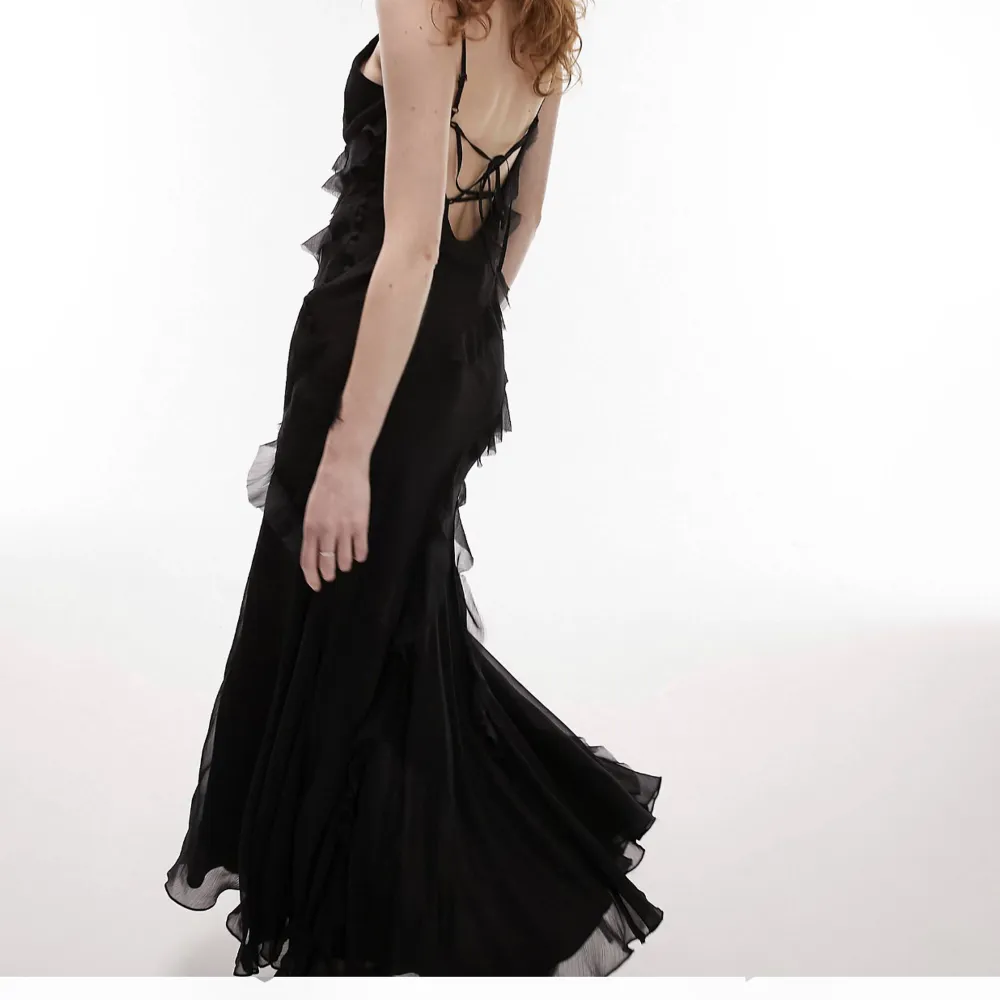 Säljer denna klänning i storlek 38! Prislapp kvar 😇Nypris 929. Klänningar.