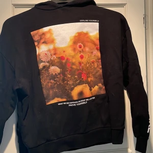 Hoodie  - Hoodie/tjocktröja från Pull & Bear i storlek M men skulle säga att den passar XS-S