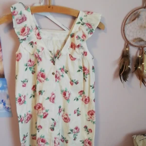 Klänning  - Klänning med spets för mindre barn. Står varken märke eller storlek men kvalitén är bra. Jag tror att det är 128.