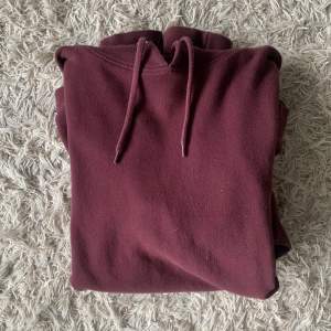Vinröd hoodie i storlek M, från zalando, fint skick 