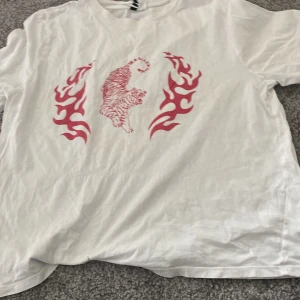 Vit T-shirt  - En tröja med rött tryck på 