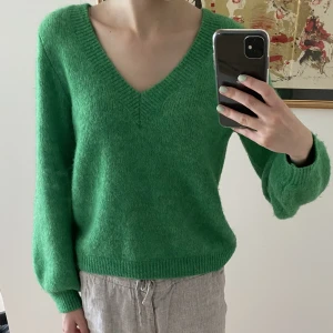 Tröja  - En jättesnygg grön stickad tröja som nyligen är köpt på vila men som inte kommer till användning, köpt för 599!💕