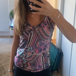 Hollister linne - Säljer mitt fina linne från hollister då det tyvärr inte kommer till användning längre. Köpte för 550kr och säljer för 150+frakt💓 Tryck inte på köp nu!