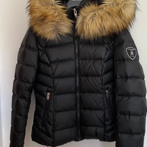 RockandBlue Dunjacka - Perfekt skick. Använd. Ser helt ny ut. Storlek EUR 36. Värmer bra. Köpt för 2000 kr. Säljer för 400 kr men priset kan diskuteras.
