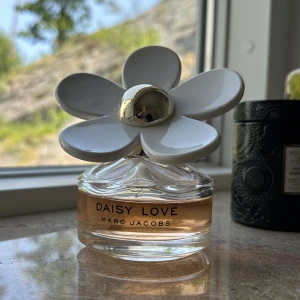 Marc Jacobs Daisy Love parfym 100 ml - 100 ml, cirka 75 % kvar. Nypris 850.