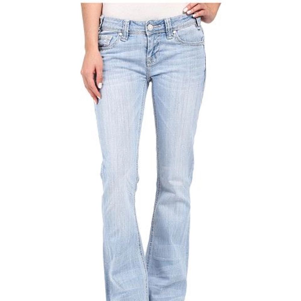 Säljer dessa sjukt snygga jeans till ett så bra pris då dom tyvärr är försmå för mig!🤍många intresserade så hinner inte svara alla💗bud måste höjas med minst 10kr mellan . Jeans & Byxor.