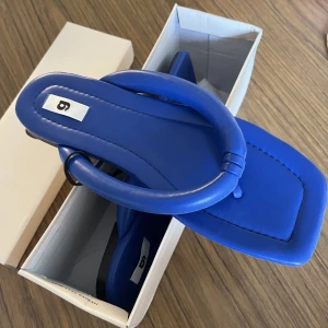 Gina tricot sandaler - Helt oanvända sandaler/flip-flops ifrån Gina tricot. Köpte två samtidigt då jag tyckte dem va så fina. Köptes in förra året (2022). 🫶 ”Alma sandals”