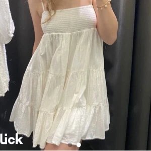 Klänning  -  En supersöt fin vit klänning ifrån zara!  Som inte säljs längre ❣️!!lånade bilder!!❣️