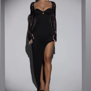 Svart balklänning  - Säljer denna extremt fina balklänning , använd en kväll. Är i perfekt skick och så fin 😍 Köpt för ca 1100kr från Oh Polly , klänningen kan skickas bild på vid förfrågan. 