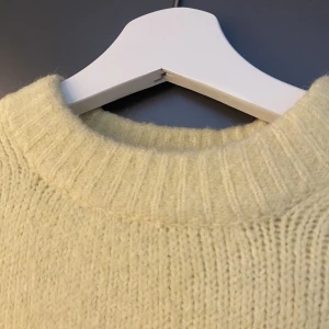Gul stickadtröja - Gul stickad tröja från Zara i storlek S (lite starkare gul, än vad som syns på bilderna) 💛 Lite nopprig men fortfarande i fint skick.  Köparen står för frakt (54kr spårbart med Postnord)