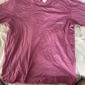 Säljer en Comme Des Grançod T-Shirt i rosa färg. Skick: 8/10