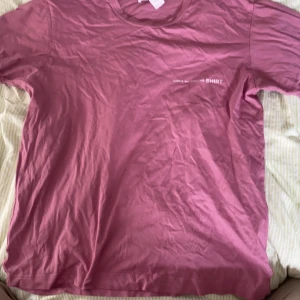 Comme Des Garçons T-Shirt - Säljer en Comme Des Grançod T-Shirt i rosa färg. Skick: 8/10