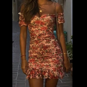 Blommig sommarklänning  - Obs den är egentligen långärmad, har dragit upp ärmarna på bilden. 