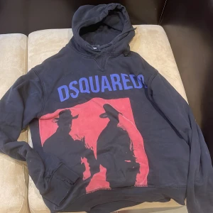 D2 tröja.  - En svart DSQUARED2 tröja. Haft den i nåt år och har bestämt mig för att sälja den. Tröjan är köpt för 1750kr men kan sälja den för 300kr då den är rätt så använd. Kontakta mig för fler bilder. 100 äkta (made in portugal). Kom Dm för fler bilder 😀