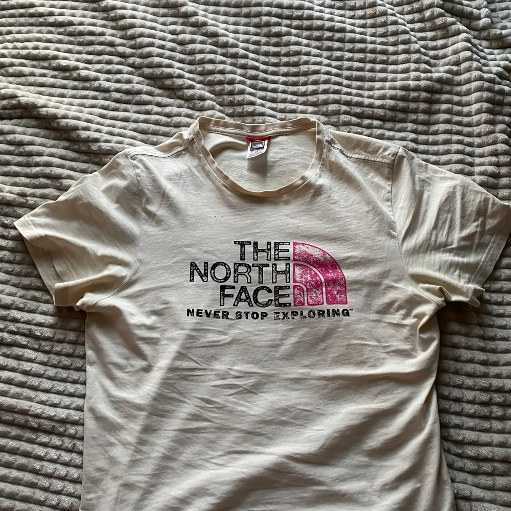 Beige the north face t-shirt köpt från xxl i storlek m. T-shirts.