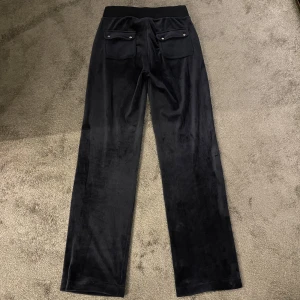 byter juicy couture byxor 💓 - Söker mörkblåa juicy byxor i storlek XS eller XXS🤍 Byter mina i storlek S som är för stora för mig.