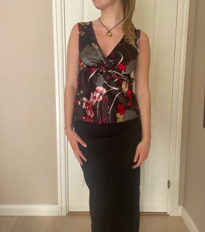 Topp - Supersnygg silkestopp, köpt second hand, som jag inte använder längre och därför säljer. Funkar perfekt till både vardag och fest❤️‍🔥Storlek M men skulle säga att den passar både XS och S med. Finns snöre man kan spänna under brösten!