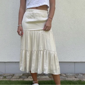 Vit kjol - Säljer denna kräm/vita kjolen pga att den inte passar mig längre. Jätte fin nu till sommaren 💕💕 storlek xs-s