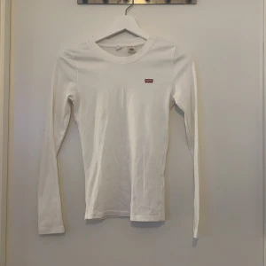 Långärmad tröja - Fin levis tröja, nästan aldrig använd och är i jättebra skick. Är i xxs men passar som xs