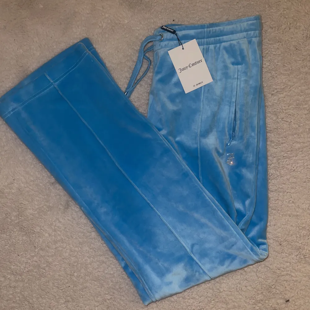 helt nya juicy byxor💓 aldrig använt för köpt fel storlek💘. Jeans & Byxor.