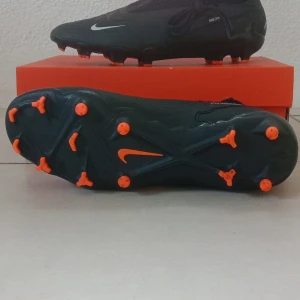 Nike phantom GX fotbollsskor  - Nike phantom GX fotbollsskor stl 41. Använt ett par gånger men de är i jättebra skick 9/10. Skicka för mer bilder och mer info. Kostar 700kr frakt inkluderat men pris kan diskuteras.