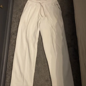 Mjukis byxor  - Tja. Säljer ett par mjukis byxor som har använts av mig ett fåtal gånger. Så har inte använt dom på ett bra tag samt att dom bara tar stor plats i garderoben. Dom är lite oversize men passar normalt i storleken. 