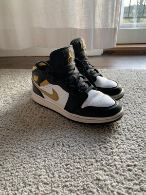 Jordans 1 mid - Säljer dem då de inte kommer till användning. Som nya kom med bud ☺️