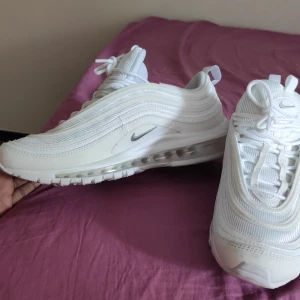Nike air max 97 triple white strl 44 helt nya  - Helt nya skor. Jag köpte dem från goat.com (har kvitto) men glömde bort att lämna tillbaka dem. De är lowcut och helt perfekt för sommaren. De köptes för 1500. 
