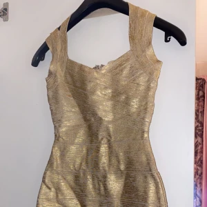 Fest klänning  - Figursydd festklänning i stretch 