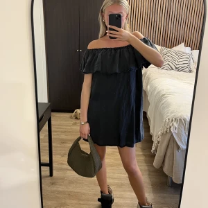 Klänning med volang - Mörkgrå/svart klänning med en volang längst upp från zara som går att bära off shoulder och på annat sätt som jag visar på bilderna😚