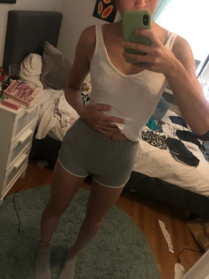 Mjukishorts  - Ett par grå shorts från hm i storlek xs, skit sköna men tyvärr används det inte. 