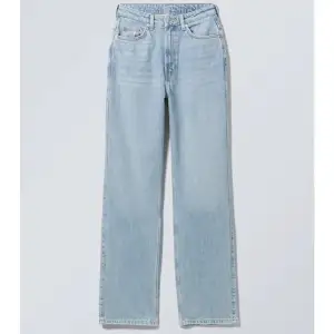 Blåa jeans från Weekday i modellen ”Rowe”, använda ett fåtal gånger☀️ storlek W26L32