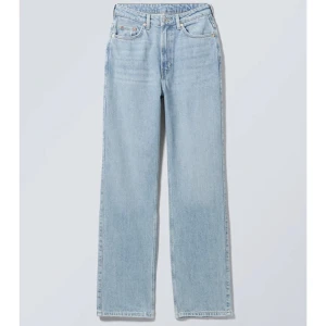Rowe jeans - Blåa jeans från Weekday i modellen ”Rowe”, använda ett fåtal gånger☀️ storlek W26L32