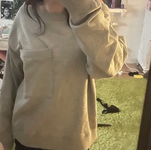 As cool tröja från weekday  - Jätte fin oversized tröja från weekday inga defekter alls!! Modellen är 158 lång💕