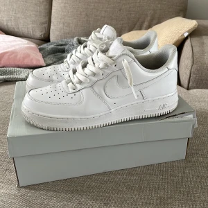 Air force 1  - Air force 1 köpt för typ 2 månader  knappt använda för köpte andra skor inga skador nästan alla stjärnor är kvar fint skick köpta för 1400