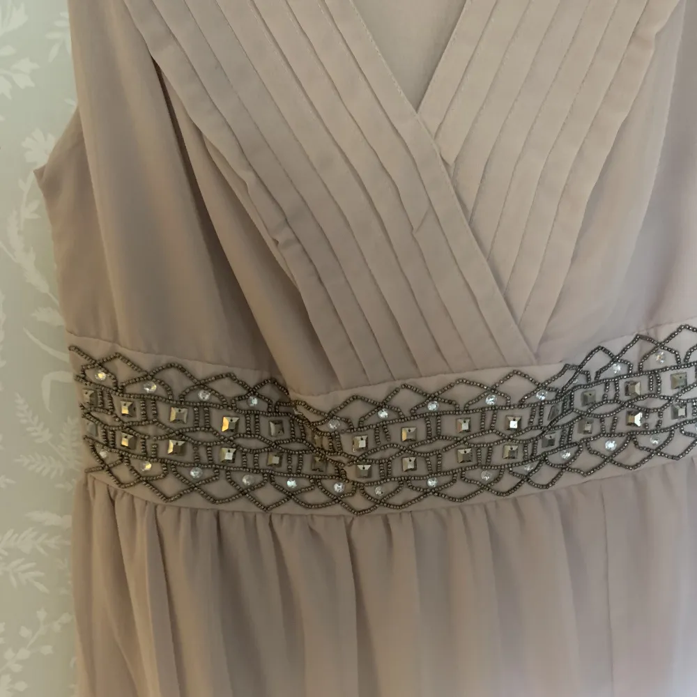 En lång klänning som ändats är använd på ett bröllop en gång🙌🏼❣️ Den är som ny och passar till alla festliga tillställningar❤️Passar både S och M. Klänningar.