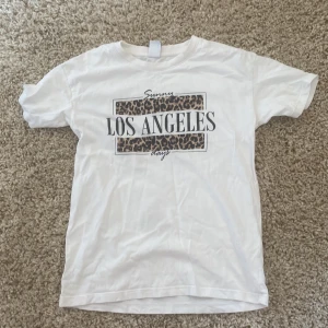 T-shirt med texten ”los angeles” - Jätte fin och sitter ibte tajt men inte för löst 